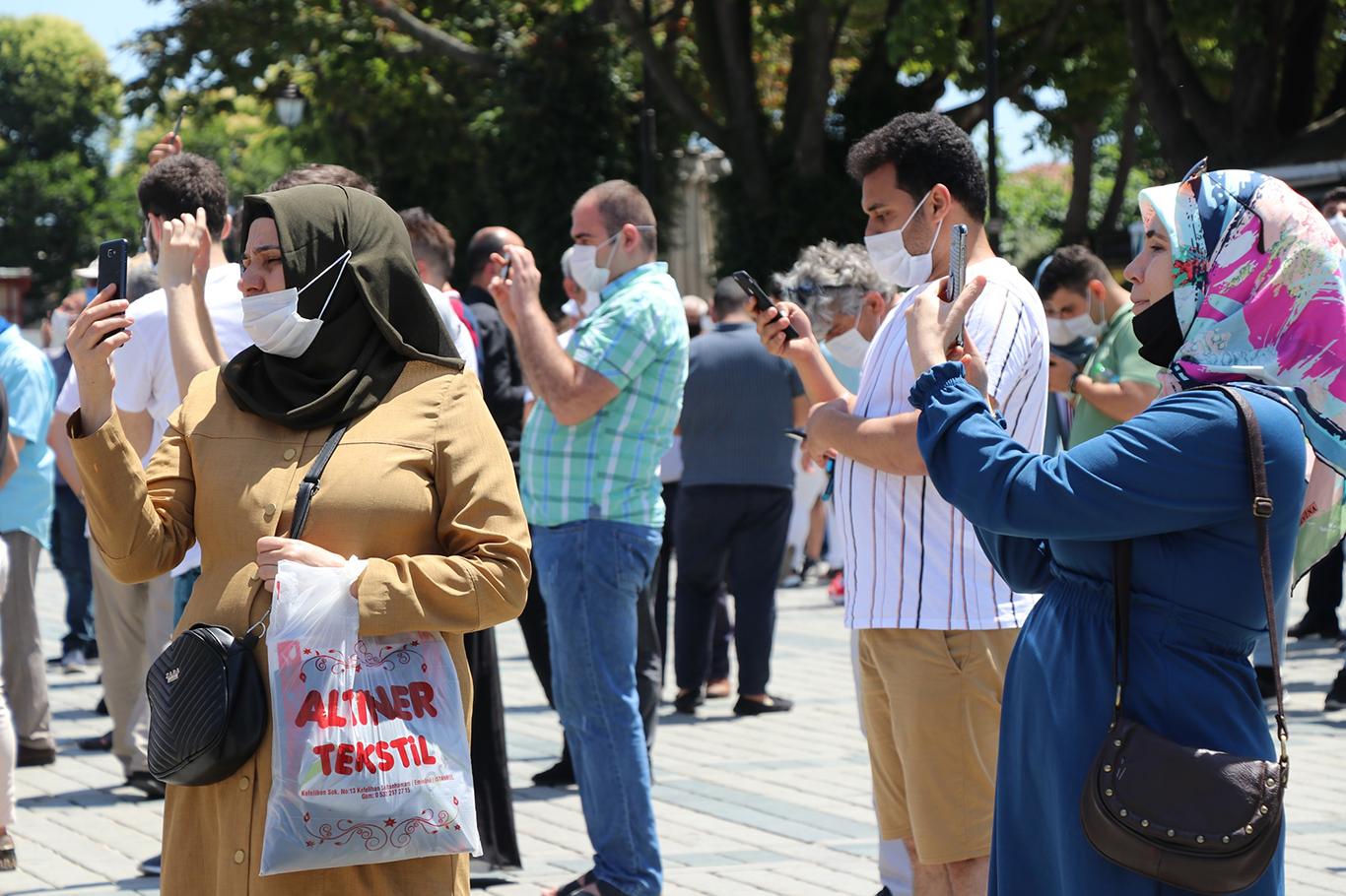 Ayasofya’da okunan öğle ezanı tekbir ve salavatlarla karşılandı Ayasofya’da okunan öğle ezanı tekbir ve salavatlarla karşılandı